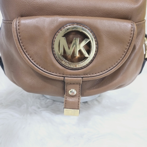 Michael Kors leather hobo with one main compartment and two outside compartments - Picture 3 of 17